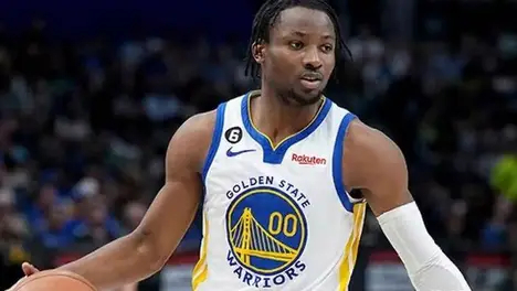 东契奇回国被球迷围观：淡定在湖人球衣上签名 湖记：距合练还有18天